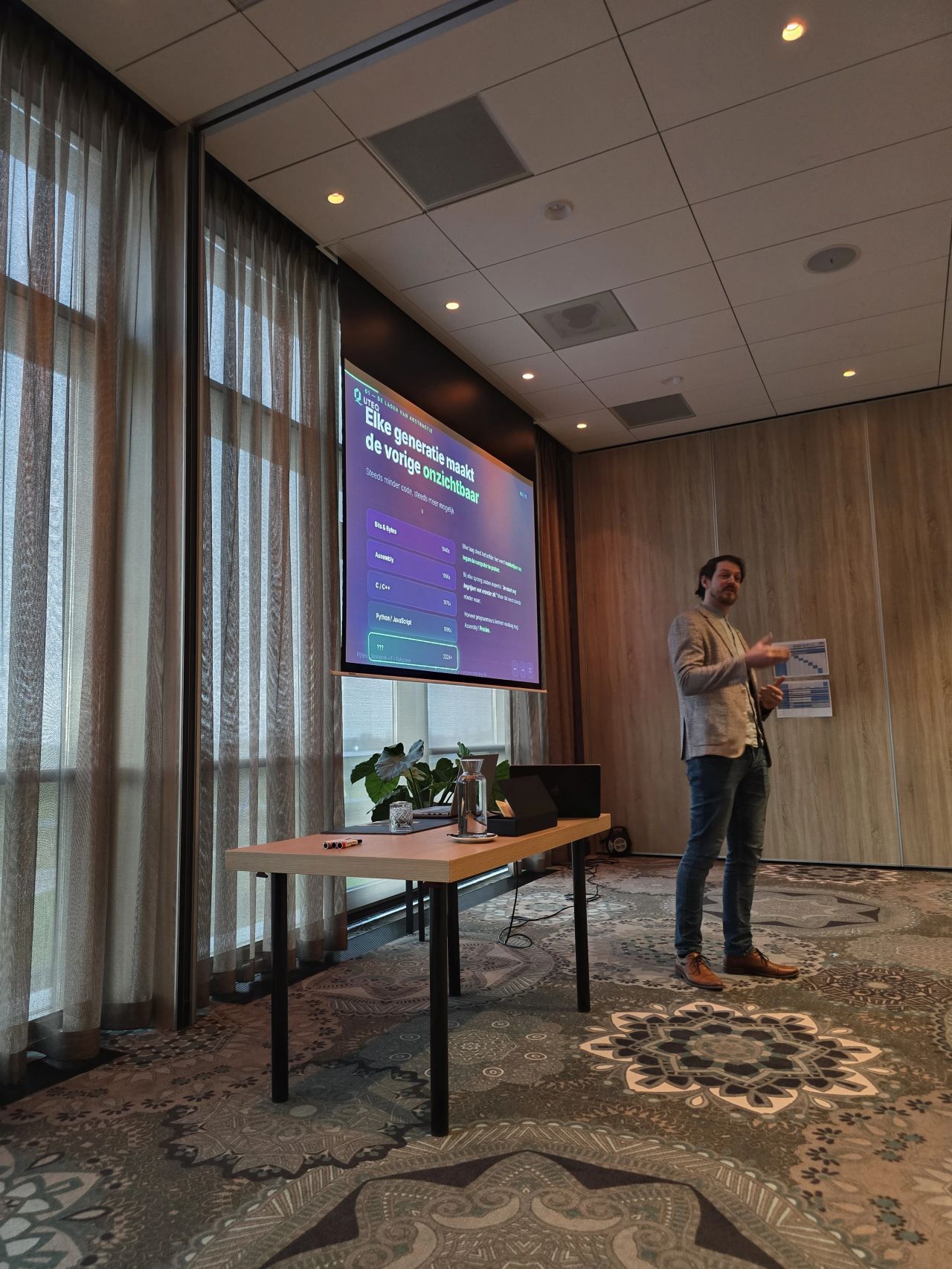 Nathan Jansen tijdens een keynote presentatie